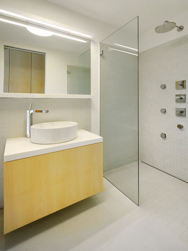 Ani v koupelně tomu není jinak. Bílá, šedá, dřevo, sklo. Perfektně nadčasová a moderní kombinace, jejíž atmosféru lze průběžně obměňovat pomocí nápaditých doplňků. FOTO ROMAN POLÁŠEK