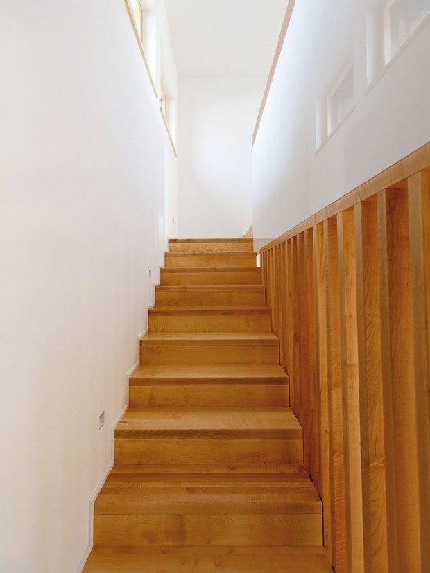 Dřevo a bílá omítka – nesmrtelná kombinace. Na jednoduchém schodišti tyto dva materiály úplně stačily k vytvoření příjemné atmosféry. Foto Dano Veselský