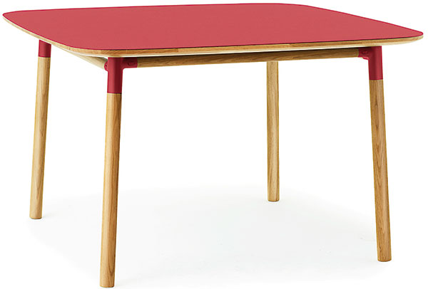 Barevné oživení má v prostoru obytné kuchyně přímo blahodárný účinek. Červený stůl Form je dostupný v různých barvách a velikostech, sympatický je na něm i příjemný oblý tvar. FOTO NORMANN COPENHAGEN
