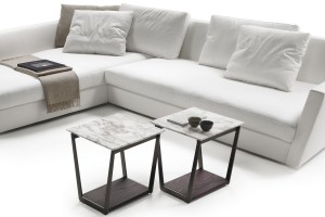 Tak přece jen bílá – architekt Daniel Libeskind zase tak často s produktovým designem nekoketuje. Pro Flexform navrhl sofa s názvem Adagio – jako oslavu italského nábytkářského mistrovství, sedačku postavenou na dokonalém technickém provedení a náročných detailech. FOTO FLEXFORM