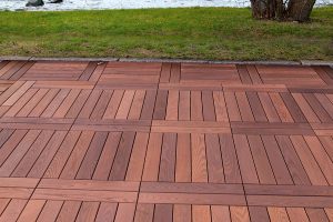 Dřevěná terasa má nezaměnitelný vzhled a vůni, ale vyžaduje precizní výběr dřeva a pravidelnou péči. Odolnost dřeva zvyšuje tepelné zpracování. FOTO Thermowood