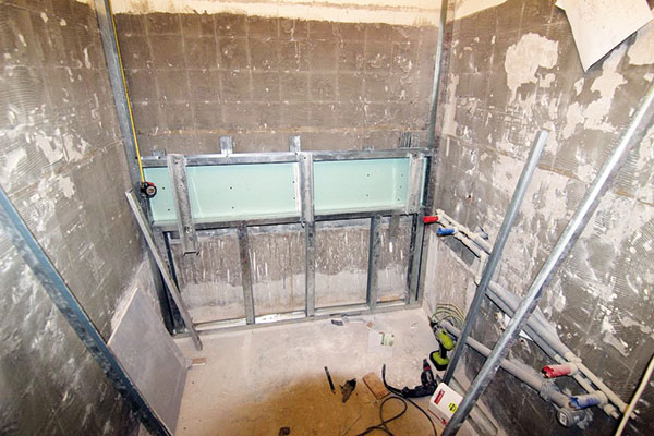 Pátý a šestý den se společně s elektroinstalacemi realizovala i konstrukce předsazené stěny v kuchyni. V koupelně se také začala budovat předstěna, která se využije i na vytvoření odkládací niky u vany. FOTO GREENSTUDIO