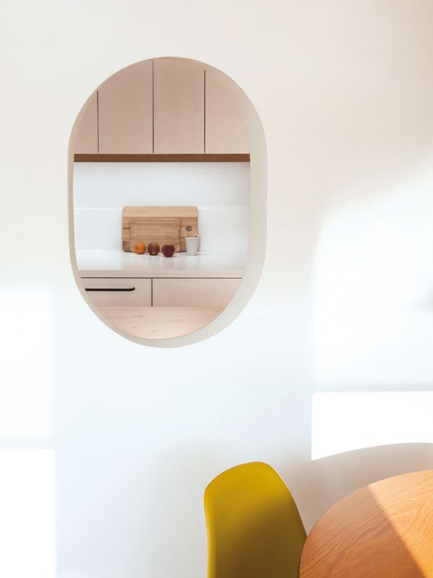 Do oválné stěny architektka navrhla další menší ovál, díky němuž lze při vaření komunikovat s osobami, které sedí za jídelním stolem. FOTO ALEKSANDRA VAJD