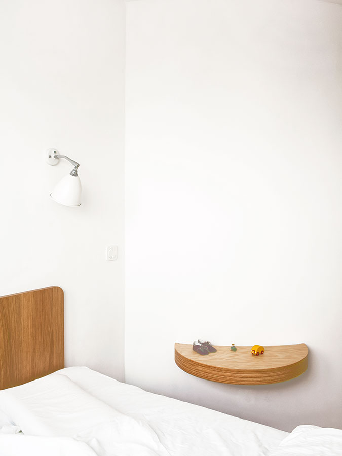 Atypickému tvaru stěny přizpůsobila architektka i jeden noční stolek v ložnici rodičů. FOTO ALEKSANDRA VAJD