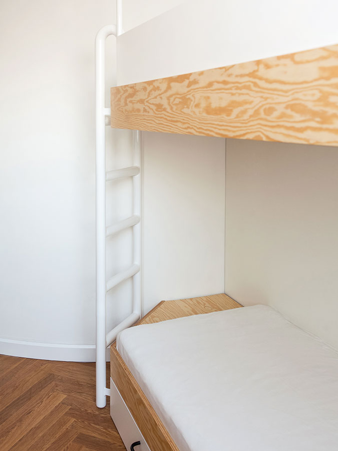 Na míru vyrobený nábytek včetně poschoďové postele v dětském pokoji kombinuje borovicovou překližku a bílý lak. FOTO ALEKSANDRA VAJD