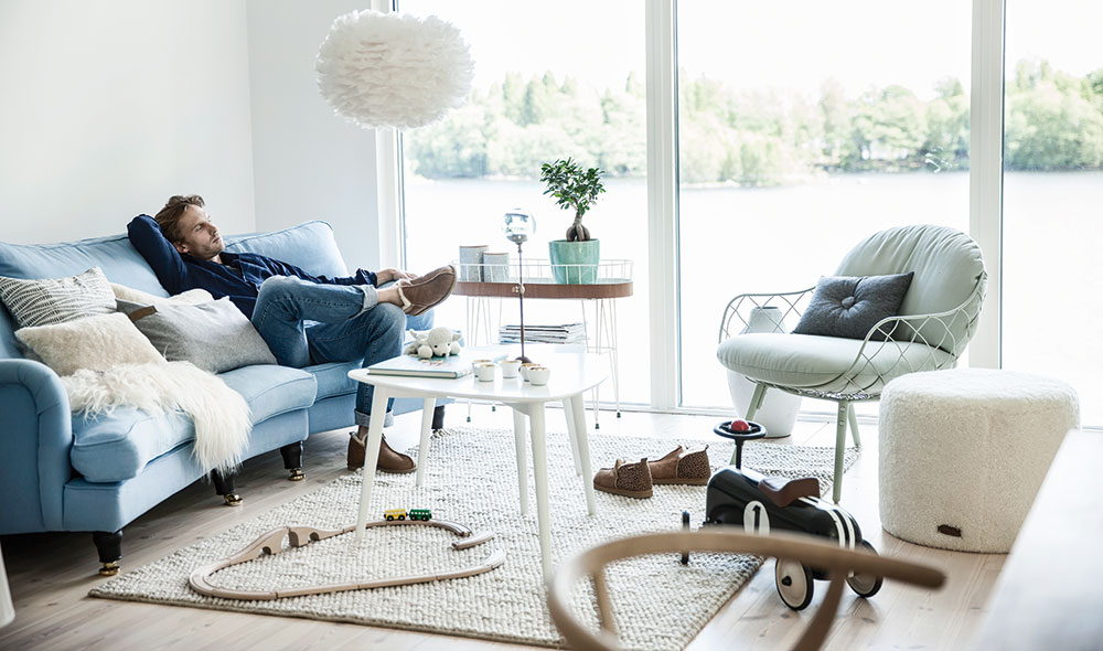 Kombinace různých sezení je snad nejjednodušší cesta ke vkusnému obývacímu pokoji. Místo fádní sestavy sedačky a křesla z jedné série sáhněte raději po výraznějším kousku, kterým oživíte praktické a pohodlné sofa. (FOTO SHEPHERD OF SWEDEN)