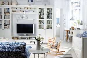 Kombinace vitrín a skříněk ve stylu vintage pomohou vytvořit jakousi novodobou kulisu pro obrazovku, která jako jediná zůstane viditelná. Sestava Liatorp značky IKEA je dostupná v univerzální bílé barvě. FOTO IKEA
