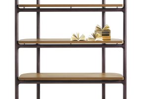 Nenápadný minimalistický regál Icaro navrhl pro letošní kolekci Flexformu Roberto Lazzeroni. Kombinace kovové konstrukce s dřevěnými policemi potaženými kůží! FOTO FLEXFORM