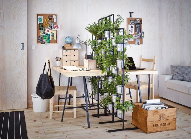 Zajímavou možností předělení pracovní zóny může být stojan na květiny tvořený několika menšími květináči. FOTO IKEA