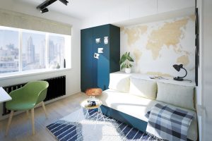 Multifunkční nábytková stěna tvoří celek zastupující úložné prostory, sedačku i postel. Modrá barva podporuje cestovatelskou náladu v interiéru. NÁVRH LUCIA KUŠNÍROVÁ