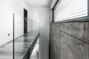 Zábradlí je vyrobeno z tvrzeného bezpečnostního skla, lemující schody do prvního patra a do galerie. FOTO Tomáš Vejrosta, Inoutic