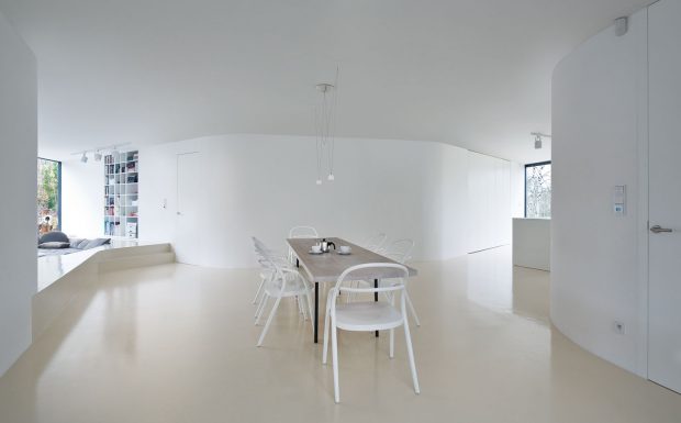 Bílá interiéru jednoznačně dominuje – bílé jsou i židle, lampy, dokonce i deska jídelního stolu v centru dispozice je bělená. FOTO TOMÁŠ RASL