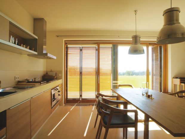 Kuchyň v novém obytném domě nabízí mimořádný výhled a vstup na terasu. FOTO TOMÁŠ RASL