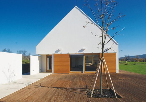Dřevěné posuvné dveře jsou efektním i praktickým prvkem domu, jejich materiál ladí s dřevěným povrchem venkovní podlahy. FOTO TOMÁŠ RASL