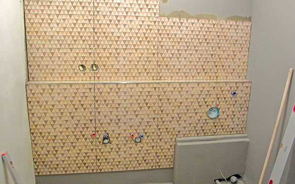 Rekonstrukce koupelny: Obklad před osazením vany