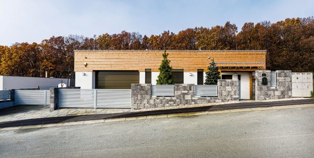 Dá se to! Moderní jednopodlažní dům postavili vlastními silami