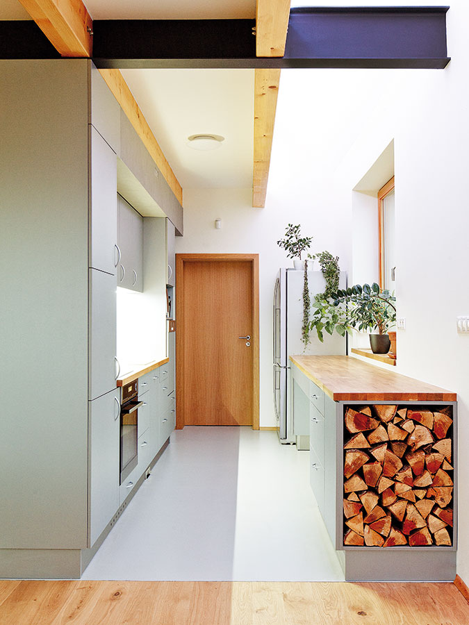 Stejné materiály, barvy a struktury hrají důležitou roli v interiéru i exteriéru, efektně vyřešený je i zásobník na dřevo. FOTO Jan Medek, Jakub Tomec