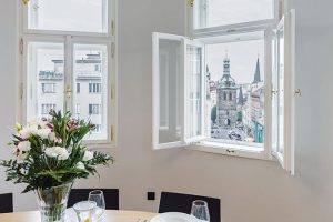 Unikátní dispozice rohového bytu spolu s výhledem na jedno z nejkrásnějších míst v Praze – Petrské náměstí – se stala inspirací pro nevšední oválné řešení hlavní místnosti, kuchyně s jídelnou. FOTO ARCHIV DELICODE