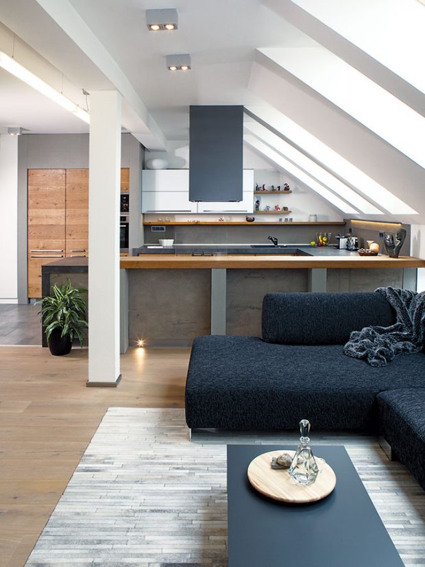 Umírněný interiér rozhodně nehýří barvami, šedá dominuje. V kontrastu autorka použila v obývacím pokoji teplou zlatavou barvu dubového dřeva a bílené dubové podlahy. Foto Róbert Žákovič