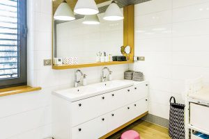 Dvojité umyvadlo je při zařizování rodinné koupelny praktickým řešením ranní špičky při čištění zubů. FOTO MARTIN MATULA