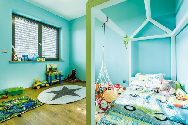 Dětské pokoje jsou zařízeny prakticky, ale i hravě. Modrá patří chlapci, dívčí má stěny zbarvené růžově. FOTO MARTIN MATULA