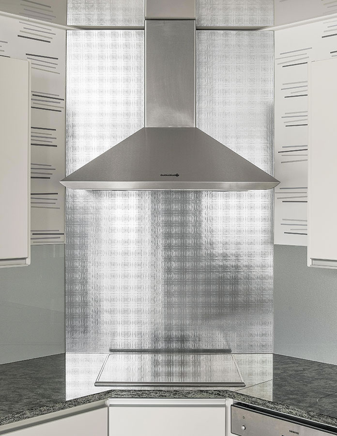 Oltreluce Space Silver, kolekce vzorovaných skel od Michela De Lucchi, obklad za kuchyňskou linkou. Foto AGC Glass Europe