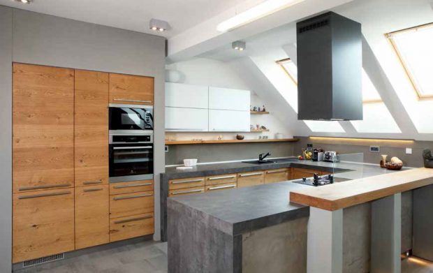 Šedošedá kuchyň. Zatímco použití šedé barvy v obývacím pokoji či v ložnici není pro každého, kuchyni tato barva v kombinaci s dřevem vyloženě sedí. Foto Róbert Žákovič