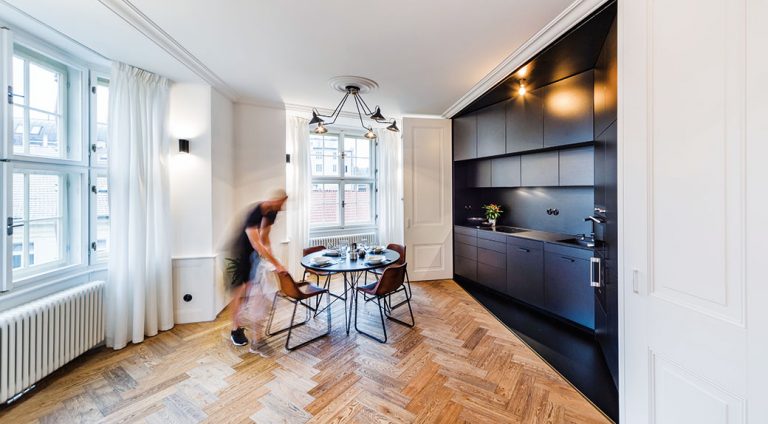 Citlivá rekonstrukce bytu v historickém centru Prahy propojila prvky minulosti s moderním minimalismem