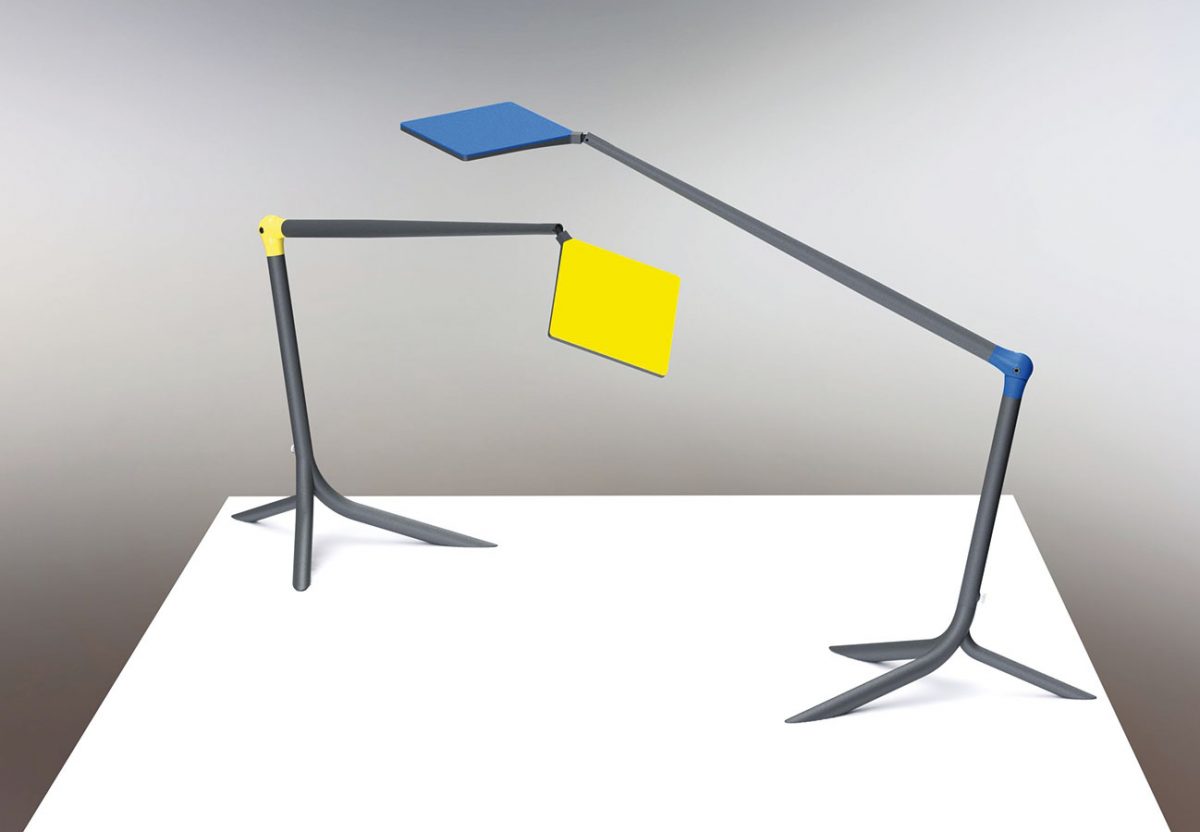 Samostatná stolní lampa s technologií světelného zdroje OLED je navržena pro rovnoměrně osvětlený pracovní prostor. Lampu, jejíž tvar připomíná kořeny rostlin, je možné volně postavit na stůl, či připevnit k pracovní ploše. Pochází z dílny návrhářky Martiny Doležalové. Foto Halla