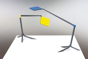 Samostatná stolní lampa s technologií světelného zdroje OLED je navržena pro rovnoměrně osvětlený pracovní prostor. Lampu, jejíž tvar připomíná kořeny rostlin, je možné volně postavit na stůl, či připevnit k pracovní ploše. Pochází z dílny návrhářky Martiny Doležalové. Foto Halla