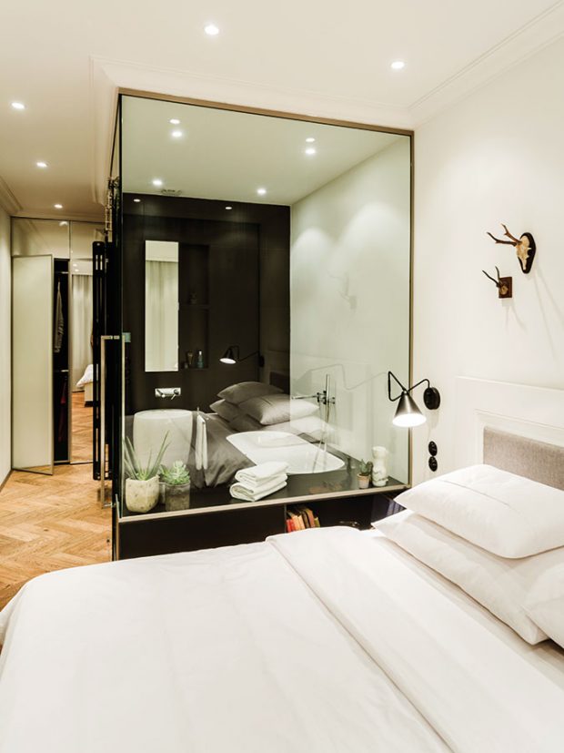 Při návrhu koupelny se architekti inspirovali oblíbeným hotelovým řešením, v rámci něhož je vana přímou součástí ložnice. Slouží jako malé domácí wellness v případě, že chce majitel načerpat nové síly. FOTO TOMÁŠ MALÝ