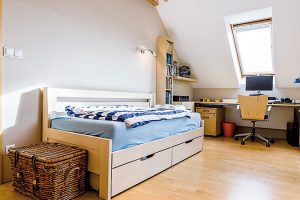 Podkroví poskytuje zajímavé prostory, ideální pro dětské pokoje dvou chlapců. Pomocí střešních oken v nich architekti dosáhli optimálních světelných podmínek, které jsou pro děti mimořádně důležité. Foto VELUX