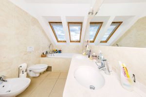 Dvě střešní okna v koupelně pomáhají odvětrat nahromaděnou vlhkost po sprchování. Foto VELUX