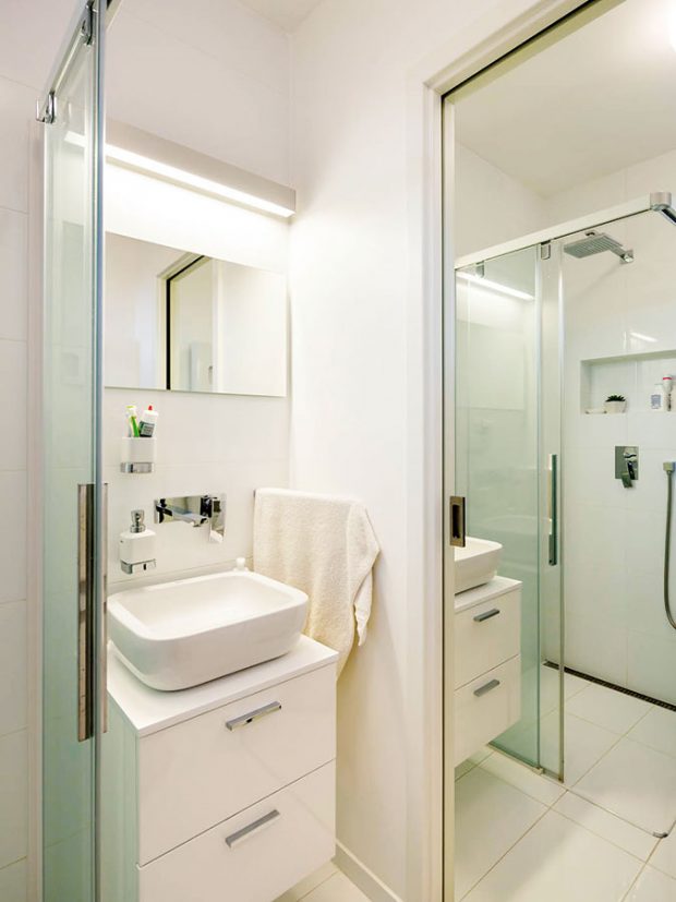 V koupelně se musí šetřit prostorem, instalovány byly proto posuvné dveře, na kterých je navíc připevněno zrcadlo. FOTO: J.A.P. spol. s r.o.