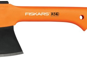 XXS Fiskars X5, univerzální sekera pro přípravu dřeva na rozdělání ohně, klip na opasek pro snadné přenášení, vhodná na trempování, cena 1 000 Kč