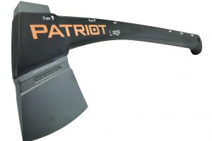 Patriot L, univerzální sekera s metrem na zadní části topůrka, topůrko z kompozitního materiálu vyztužené skelnými vlákny, prodává Mountfield, cena 1 125 Kč
