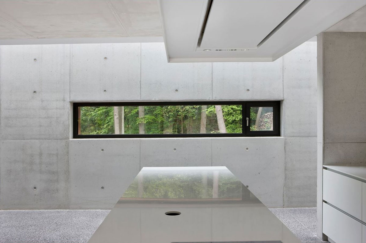 Pohledový beton je dominantním prvkem interiérového designu. Vidět je z části otvíravý okenní element ze systému Schüco AWS 75.SI. fofo Laurent Brandajs