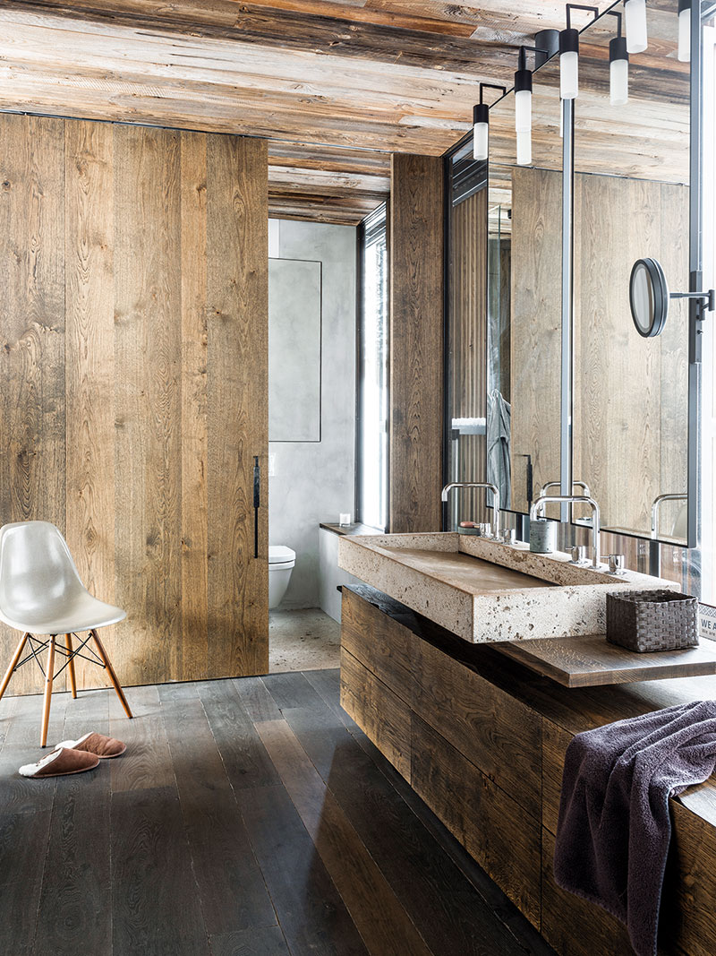 Koupelna nebo obývák? Dřevo a přírodní kámen dělají z těchto místností prostory, v nichž je radost trávit čas. FOTO CHRISTIAN SCHAULIN