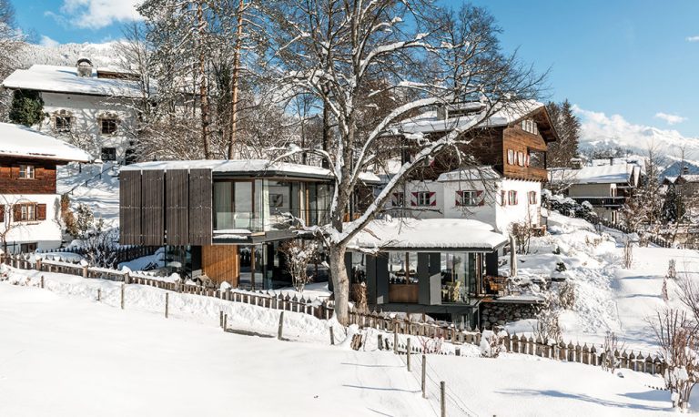 Navýsost moderní dům v těsném sousedství alpského stavení z dvacátých let minulého století hezky zapadá do krajiny. FOTO CHRISTIAN SCHAULIN