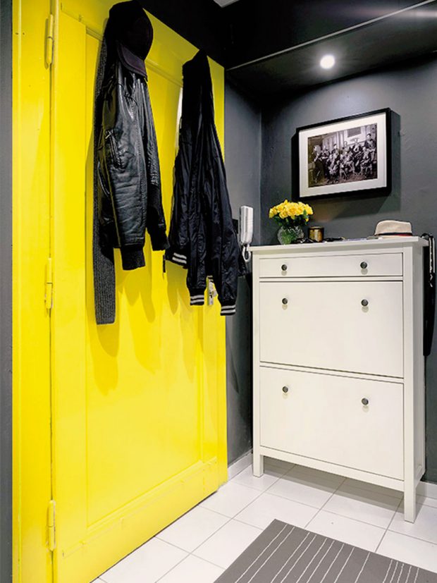 Dominantou šedé chodby jsou žlutě natřené dveře, ze kterých až přechází zrak. Celý prostor rozsvěcují a přidávají mu energičnost. FOTO Juliana Vlčková