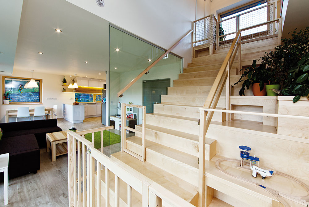 Interiér překvapuje svou integritou. Kuchyňský kout s obývacím pokojem a multifunkčním schodištěm působí jako jednolitý celek. FOTO JIŘÍ VANĚK