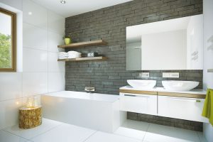 Neoddělitelnou částí domu je i prostorná koupelna s vanou a sprchovým koutem a samostatné WC. FOTO EKONOMICKÉ STAVBY