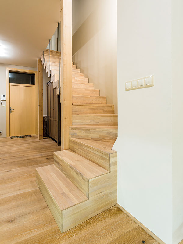 Originální schodiště vzniklo opláštěním homogenní ocelové konstrukce dřevem. FOTO MARTIN MATULA