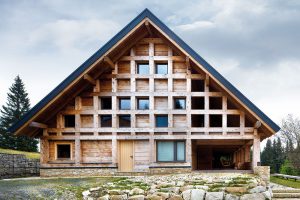 Konstrukce domu je přiznaná – masivní dřevěné trámy mají nejen estetickou, ale zejména konstrukční a statickou funkci. FOTO TOMÁŠ BALEJ