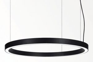 Kruhové závěsné LED světlo od i Delta Light je dostupné v bílé a černé barvě. Vytváří příjemné teplé bílé světlo a svým jednoduchým čistým kruhovým tvarem přirozeně doplní každý prostor. Foto Delta Light