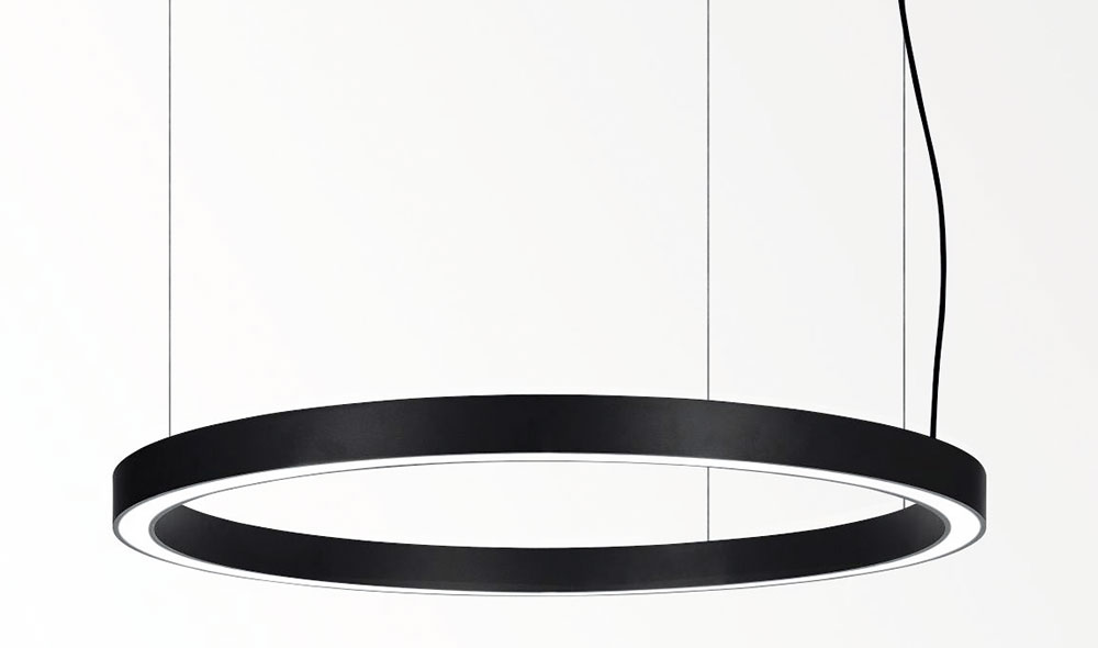 Kruhové závěsné LED světlo od i Delta Light je dostupné v bílé a černé barvě. Vytváří příjemné teplé bílé světlo a svým jednoduchým čistým kruhovým tvarem přirozeně doplní každý prostor. Foto Delta Light
