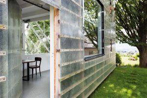 Stavební panely, široké 21 cm, pokrývá sklolaminátový plášť, který přiznává samotnou konstrukci domu a chrání ho před deštěm, větrem a v létě před sluncem. FOTO Alexandra Timpau (www.alextimpau.com)