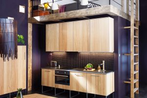 Hladké dřevěné kuchyňské skříňky ze světlého masivu zdobí pouze kovová madla a kovové nožičky. Foto Ikea