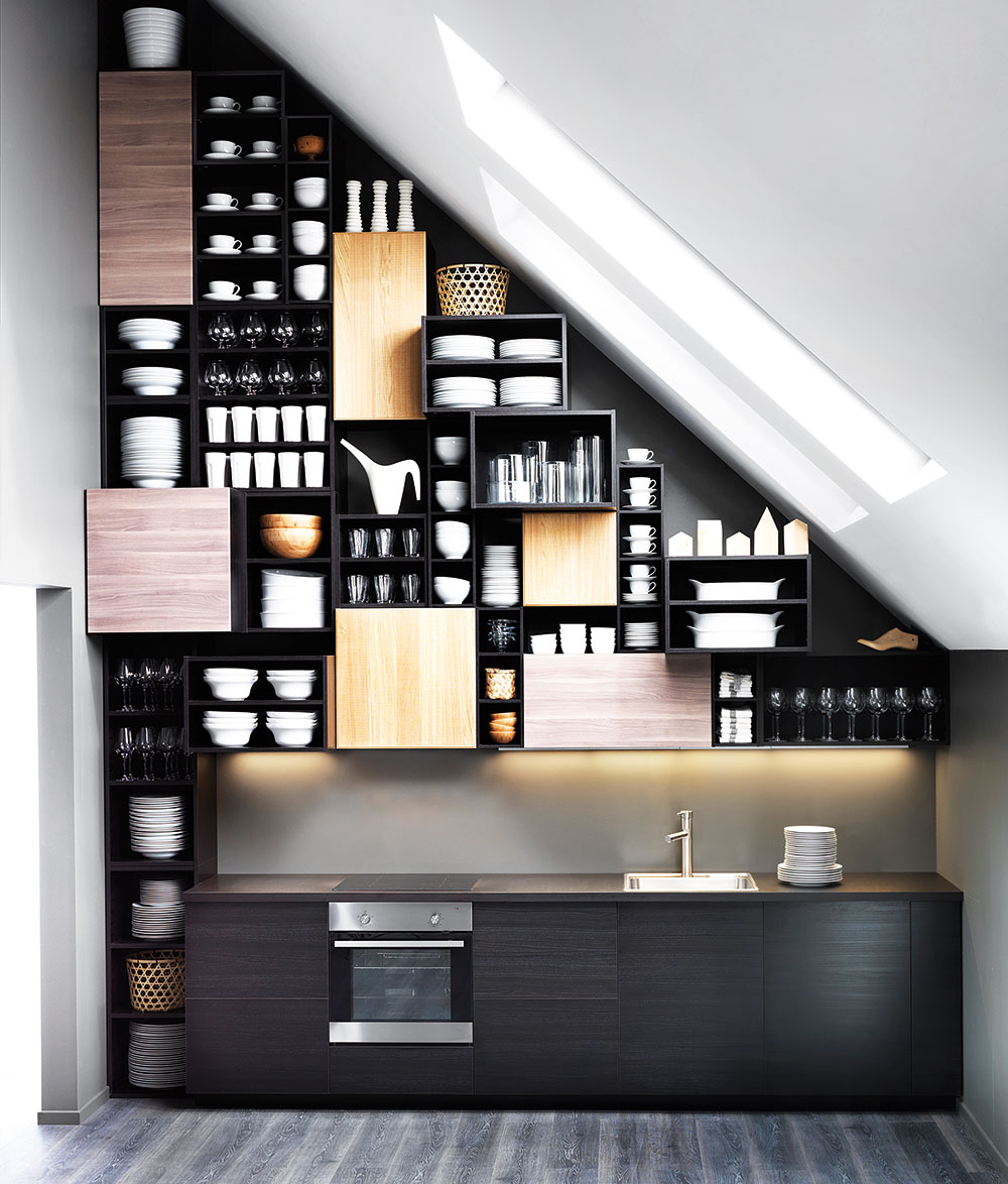 Další barvy čel kuchyňských skříněk dokážou oživit jednoduchou tmavou kuchyni. S kombinací a rozmístěním barev si nechte poradit. Foto Ikea