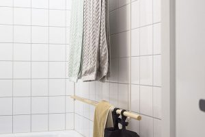 Zajímavým zpestřením koupelny je věšák na ručníky, který tvoří dřevěné tyče a pevnější provaz. FOTO SCHWESTERN